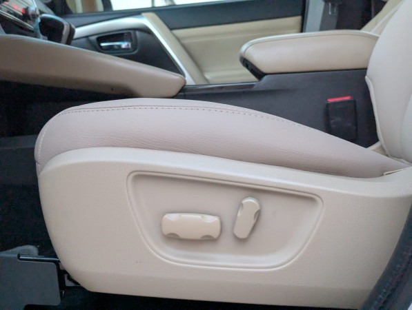 Mitsubishi Montero 2020/ White LHD Petrol AT SUV 4WD view 9