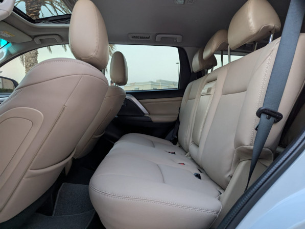 Mitsubishi Montero 2020/ White LHD Petrol AT SUV 4WD view 13