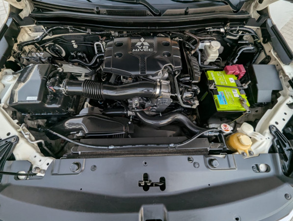 Mitsubishi Montero 2020/ White LHD Petrol AT SUV 4WD view 15