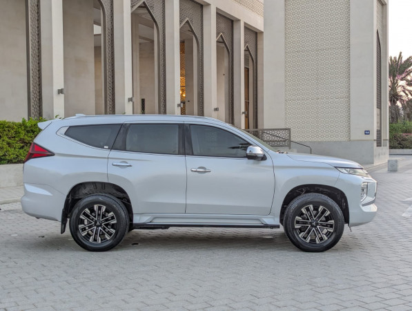 Mitsubishi Montero 2020/ White LHD Petrol AT SUV 4WD view 17