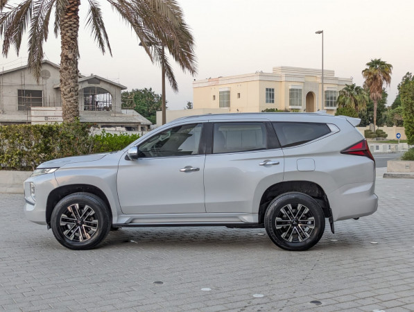 Mitsubishi Montero 2020/ White LHD Petrol AT SUV 4WD view 18