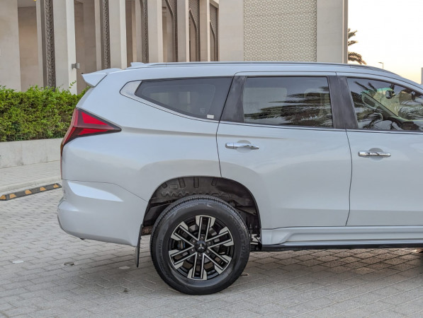 Mitsubishi Montero 2020/ White LHD Petrol AT SUV 4WD view 21