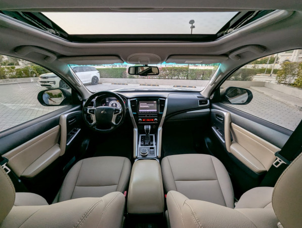 Mitsubishi Montero 2020/ White LHD Petrol AT SUV 4WD view 22