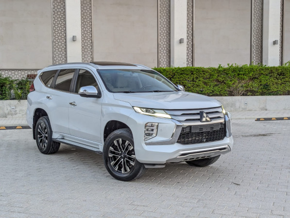 Mitsubishi Montero 2020/ White LHD Petrol AT SUV 4WD view 23