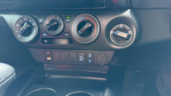 Toyota Hilux 2023/ Silver RHD Diesel AT Pickup 4WD view 7