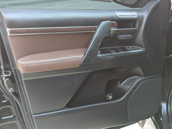 Toyota Land Cruiser 2018  Black LHD Diesel AT SUV 4WD view 8