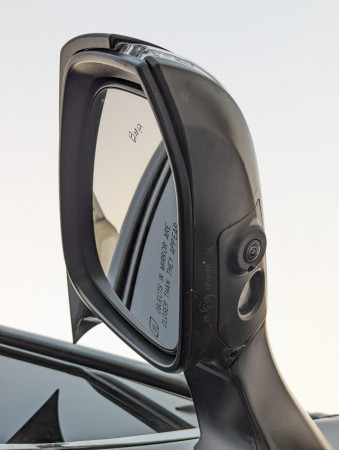 Toyota Highlander 2023/ Black LHD Hybrid AT SUV 4WD view 2