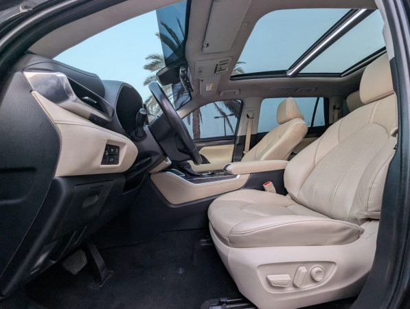 Toyota Highlander 2023/ Black LHD Hybrid AT SUV 4WD view 3