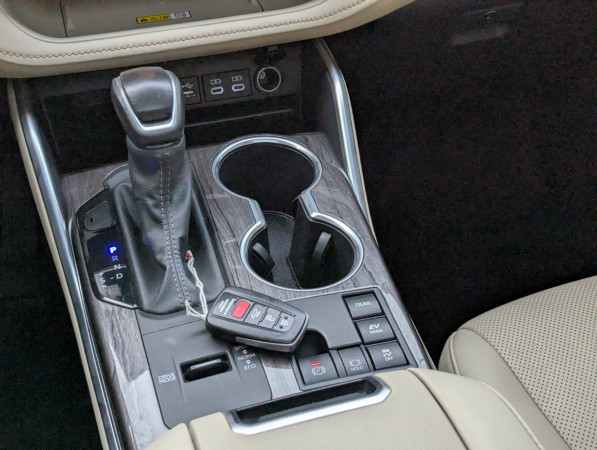Toyota Highlander 2023/ Black LHD Hybrid AT SUV 4WD view 6