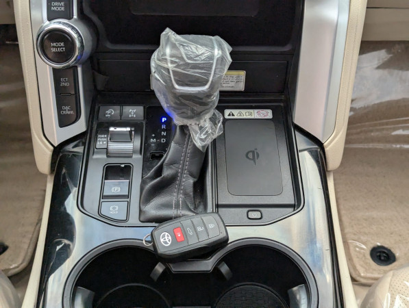 Toyota Land Cruiser 2022/ White LHD Diesel AT SUV 4WD view 3