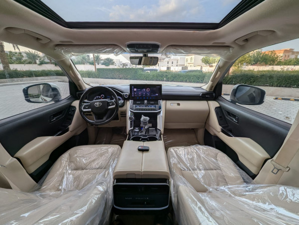 Toyota Land Cruiser 2022/ White LHD Diesel AT SUV 4WD view 7