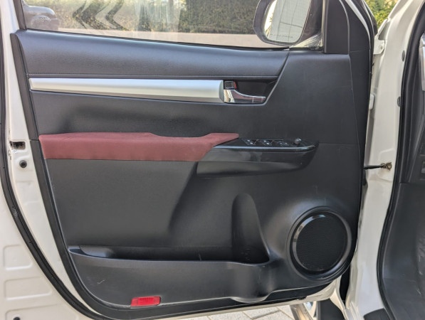 Toyota Hilux 2020/ White LHD Diesel AT Pickup 4WD view 4