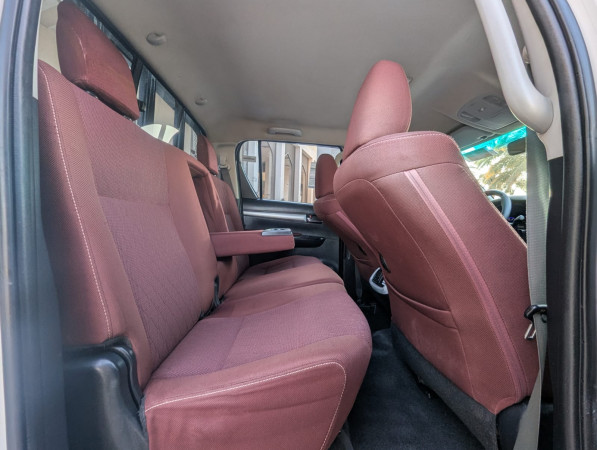 Toyota Hilux 2020/ White LHD Diesel AT Pickup 4WD view 7