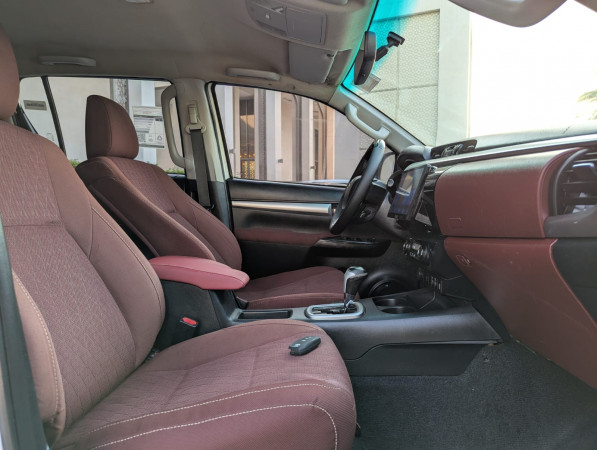 Toyota Hilux 2020/ White LHD Diesel AT Pickup 4WD view 8