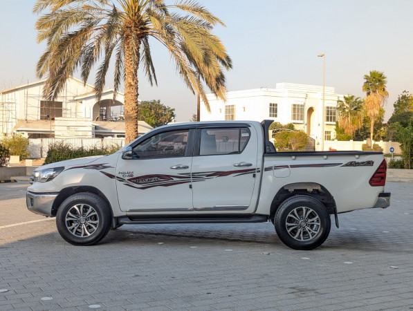 Toyota Hilux 2020/ White LHD Diesel AT Pickup 4WD view 16