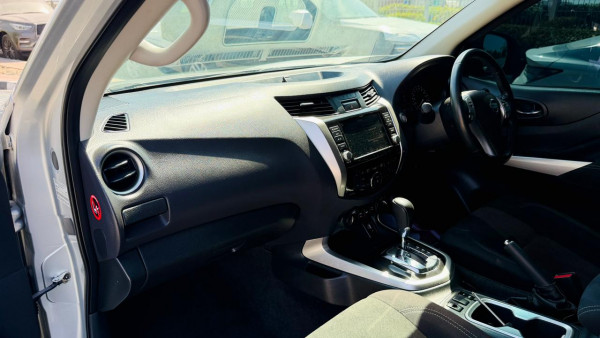Nissan Navara 2020/ Silver RHD Diesel AT Pickup 4WD view 2