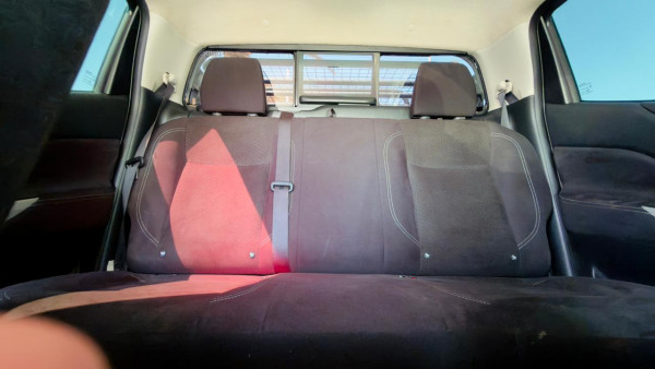 Nissan Navara 2020/ Silver RHD Diesel AT Pickup 4WD view 5