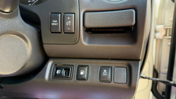 Nissan Navara 2020/ Silver RHD Diesel AT Pickup 4WD view 13