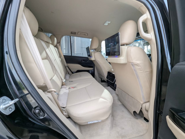 Toyota Land Cruiser 2022/ Black LHD Petrol AT SUV 4WD view 6