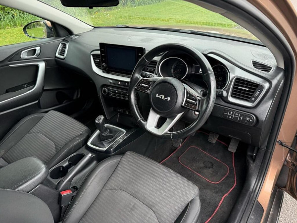 Kia XCeed 2022/ Bronze RHD Petrol MT SUV Crossover 2WD view 3