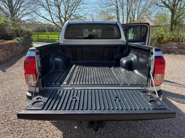 Toyota Hilux 2023/ Silver RHD Diesel MT Pickup 4WD