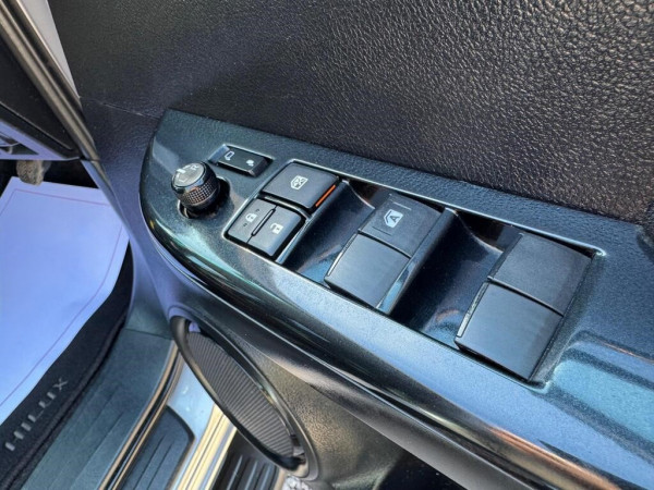 Toyota Hilux 2023/ Silver RHD Diesel MT Pickup 4WD view 5