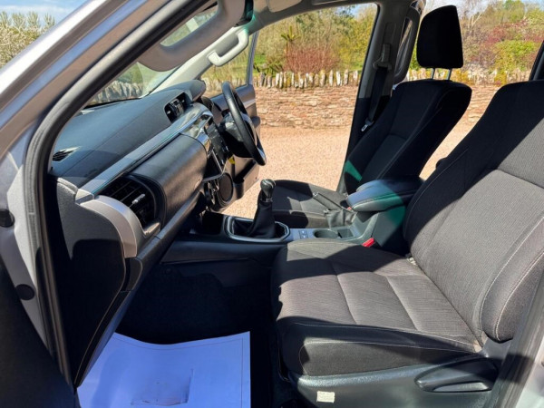 Toyota Hilux 2023/ Silver RHD Diesel MT Pickup 4WD view 6