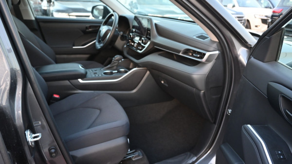 Toyota Highlander 2023  Black LHD Petrol AT SUV 4WD view 7
