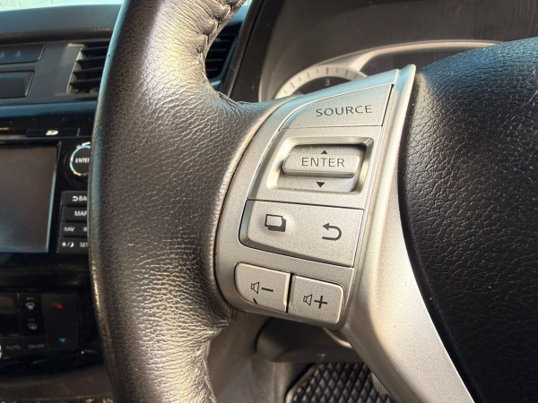 Nissan Navara 2019/ White RHD Diesel AT Pickup 4WD view 6