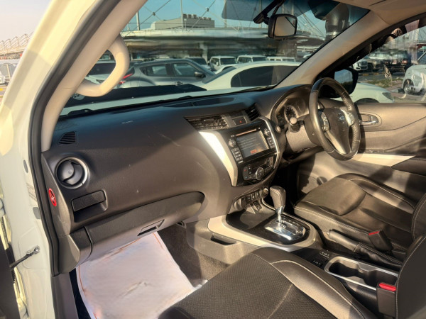 Nissan Navara 2019/ White RHD Diesel AT Pickup 4WD view 9