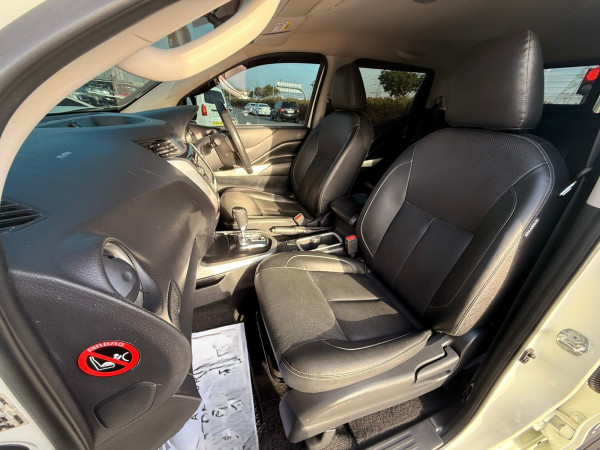 Nissan Navara 2019/ White RHD Diesel AT Pickup 4WD view 10