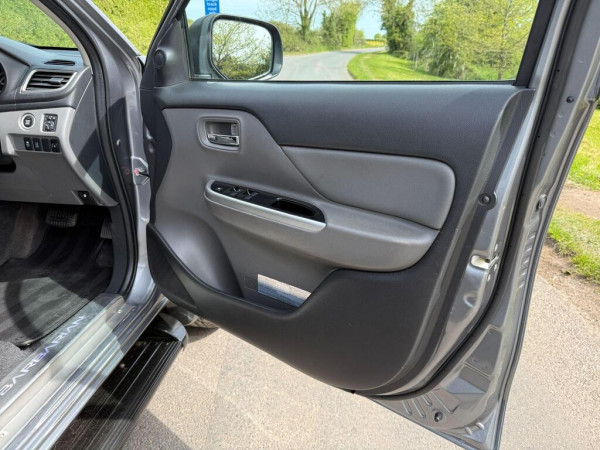 Mitsubishi L200 2019/ Grey RHD Diesel AT Pickup 4WD view 8