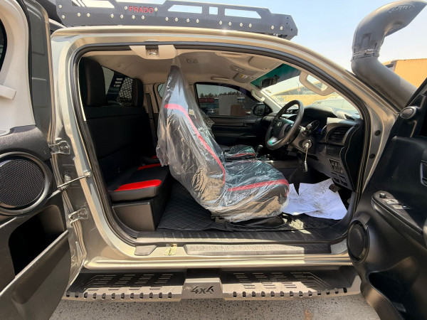 Toyota Hilux 2019/ Grey RHD Diesel AT Pickup 4WD view 8