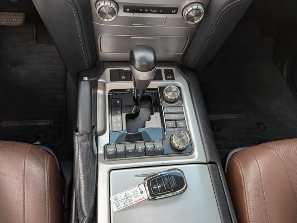 Toyota Land Cruiser 2019  Silver LHD Petrol AT SUV 4WD view 3