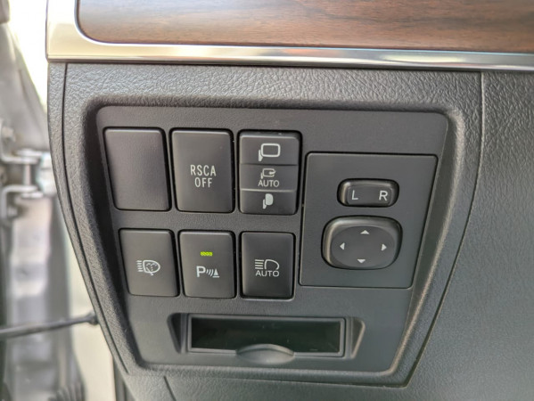 Toyota Land Cruiser 2019  Silver LHD Petrol AT SUV 4WD view 6