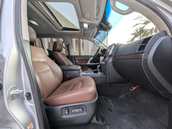 Toyota Land Cruiser 2019  Silver LHD Petrol AT SUV 4WD view 8