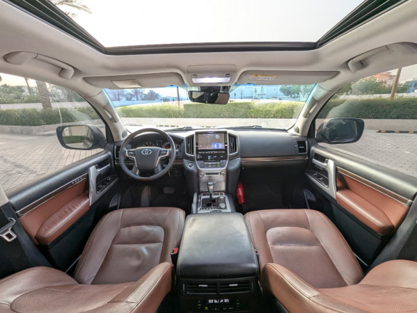 Toyota Land Cruiser 2019  Silver LHD Petrol AT SUV 4WD view 10
