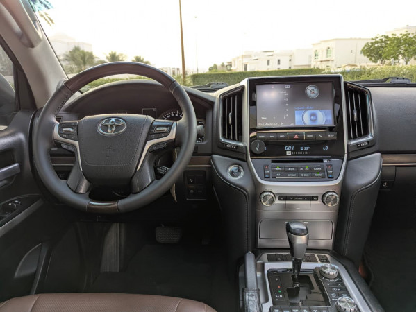 Toyota Land Cruiser 2019  Silver LHD Petrol AT SUV 4WD view 23