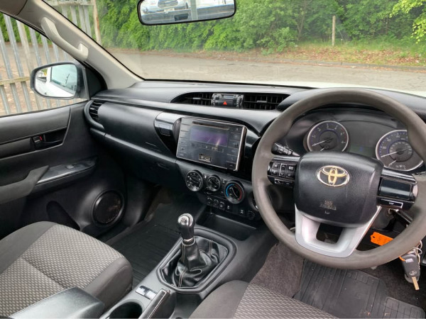 Toyota Hilux 2019/ White RHD Diesel MT Pickup 4WD view 9