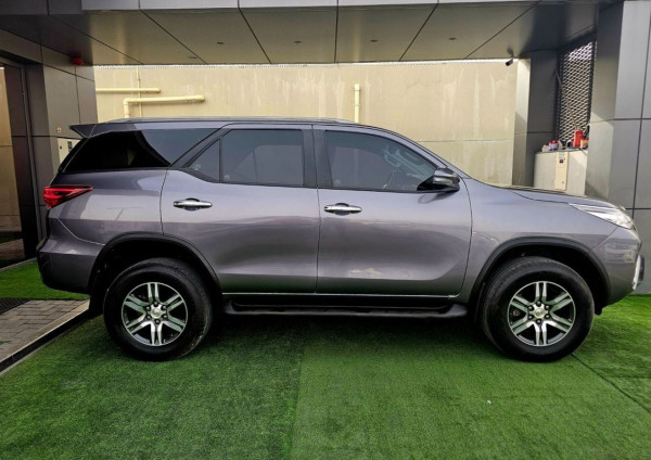 Toyota Fortuner 2020/ Grey LHD Petrol AT SUV 4WD view 4