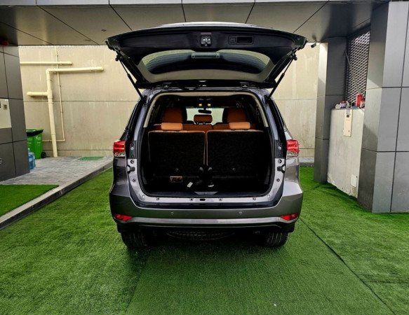 Toyota Fortuner 2020/ Grey LHD Petrol AT SUV 4WD view 6