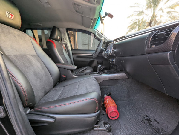 Toyota Hilux 2020/ Black LHD Petrol AT Pickup 4WD view 4