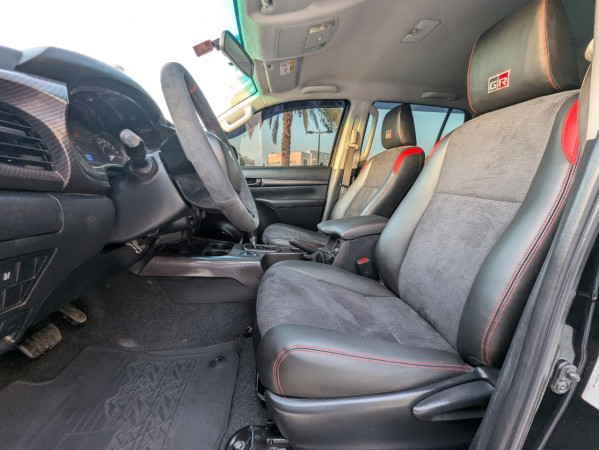Toyota Hilux 2020/ Black LHD Petrol AT Pickup 4WD view 5