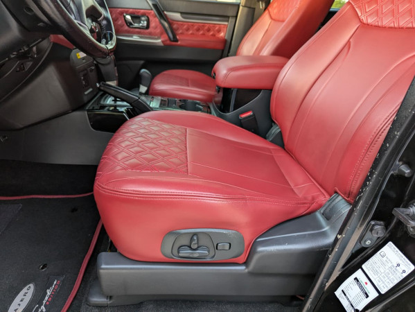 Mitsubishi Pajero 2020/ Black LHD Petrol AT SUV 4WD view 3