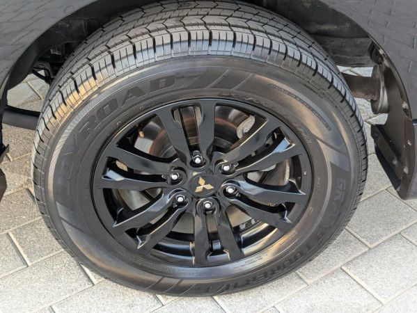 Mitsubishi Pajero 2020/ Black LHD Petrol AT SUV 4WD view 19