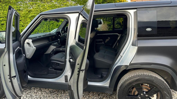 Land Rover Defender 110 2020/ Black RHD Diesel AT SUV 4WD view 2