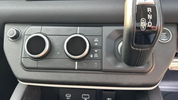 Land Rover Defender 110 2020/ Black RHD Diesel AT SUV 4WD view 3