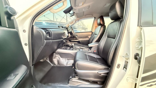 Toyota Hilux 2022/ White RHD Diesel AT Pickup 4WD view 5