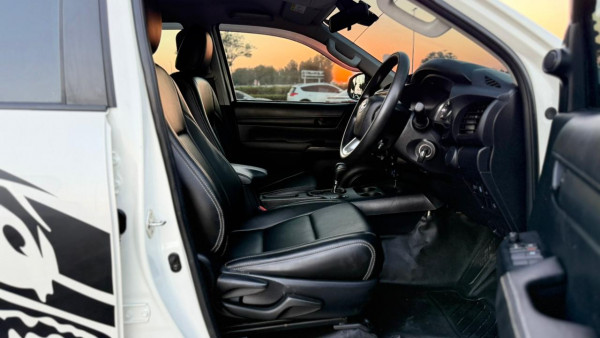 Toyota Hilux 2022/ White RHD Diesel AT Pickup 4WD view 9
