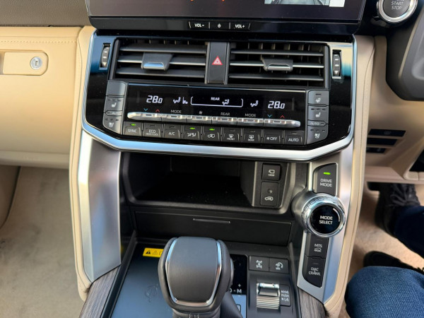 Toyota Land Cruiser 2025/ White RHD Diesel AT SUV 4WD view 5
